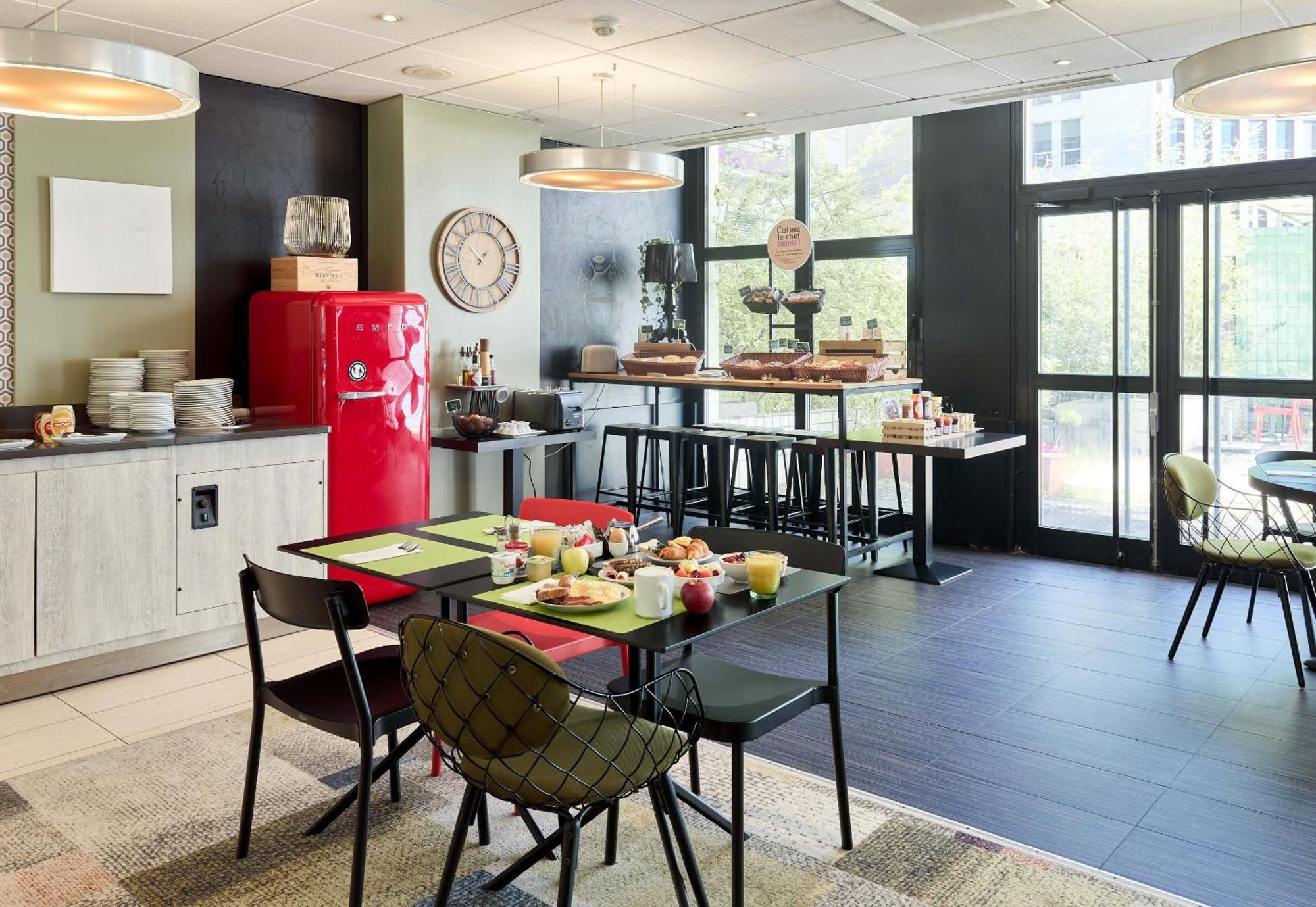 B&B Hotel Saint-Quentin-En-Yvelines Centre Gare 4 Etoiles モンティニー・ル・ブルトンヌー エクステリア 写真