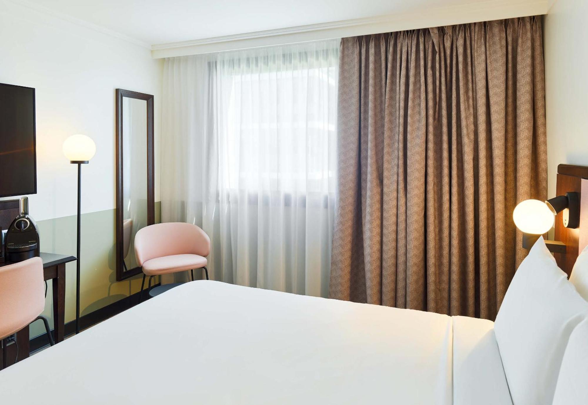 B&B Hotel Saint-Quentin-En-Yvelines Centre Gare 4 Etoiles モンティニー・ル・ブルトンヌー エクステリア 写真